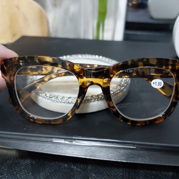 Stylish Translucent Leopard or Tortoise Animal Print Readers Reading Glasses 1.5 - Picture 2 of 16